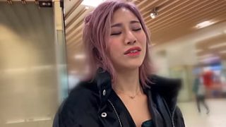 Reiwa Gal’s Raw Fuck Session. Only Alcohol And Sex Win. Cool-toned Hair And A Husky Voice, But When Filled, She Moans Like A True Female. Her Shaved, Slender, Glossy Body And T-back Accentuate Her Gorgeous Ass. Selfish, Wild Piston Sex Aiming To Pound Her Cervix With A Thick Cock Head!