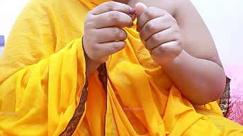 Sensual Indian Aunty’s Tempting Curves