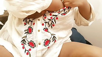 Sensual Indian Aunty With Voluptuous Curves