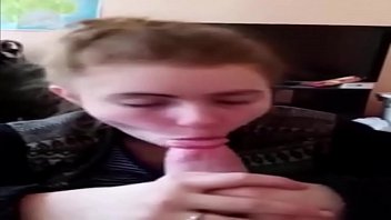 Amateur Girlfriend Gives Passionate Blowjob In Exchange For Roses