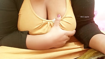Seductive Hyderabadi Aunty With Voluptuous Curves
