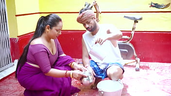 Solo Housewife Arshi Bhabhi’s Intense Hardcore Fuck With The Milkman (hindi Audio)