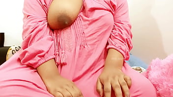 Bhutani Aunty Flaunts Her All-natural Curves