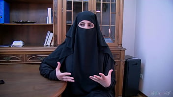 Century’s Best Deal Sealed With A Blowjob From A Hijab Arab Babe – Lilimissarab
